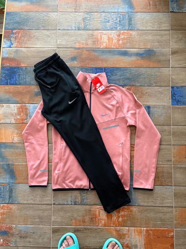 7A_ee373e85-be53-4373-9478-e6efea8a527c.jpg Дамски спортен екип Nike