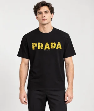 Черна мъжка тениска PRADA — върху модел