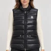 Дамски черен елек MONCLER с гъши пух върху манекенка