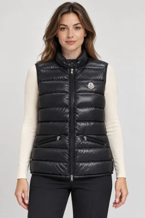 Дамски черен елек MONCLER с гъши пух върху манекенка