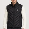 Мъжки черен елек EA7 EMPORIO ARMANI с V-образни шевове върху модел
